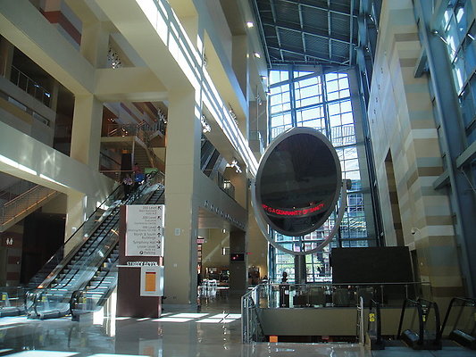 z800px-Phoenix Convention Center - West Lobby - 2010-02-16.JPG