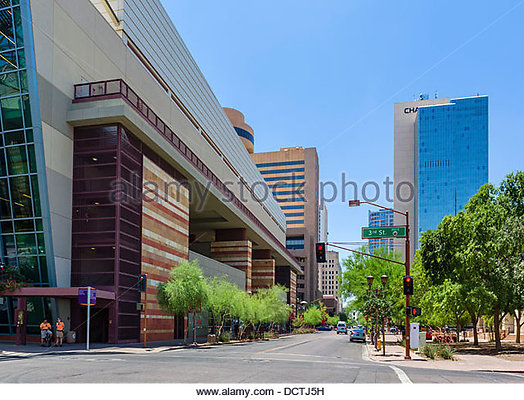 view-down-e-monroe-street-in-downtown-phoenix-arizona-usa-dctj5h